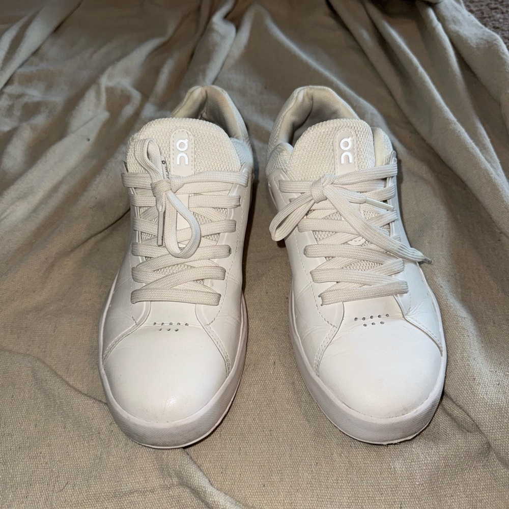 On Cloud THE ROGER Advantage All White
Size: 8